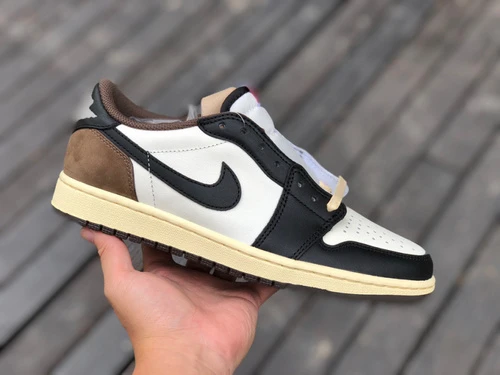 Air Jordan 1 Low Dark Mocha Low-Top Sneaker CQ4277-105