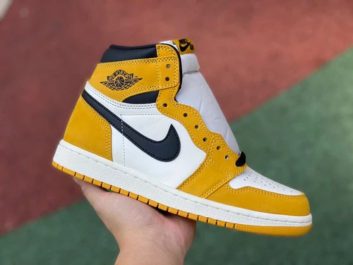 Air Jordan 1 High OG "Yellow Ochre" High-Top Sneaker DZ5485-701