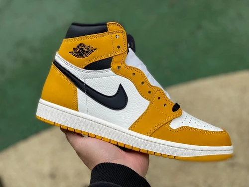 Air Jordan 1 High OG "Yellow Ochre" High-Top Sneaker DZ5485-701