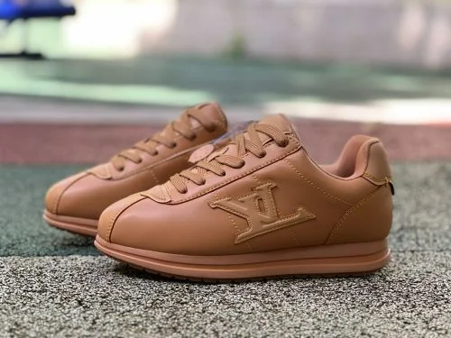 路易威登 x Nigo 联名米色足球鞋 FW25