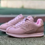 路易威登 x Nigo 联名粉色足球鞋 FW25