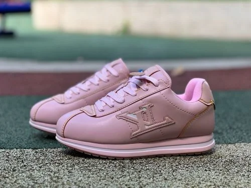 路易威登 x Nigo 联名粉色足球鞋 FW25