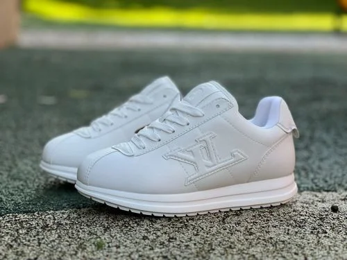 路易威登 x Nigo 联名纯白足球鞋 FW25