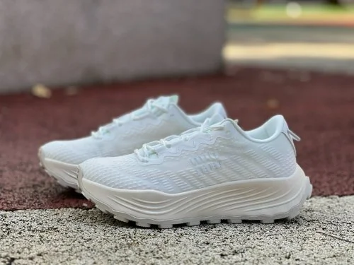 MIU MIU 压花Logo低帮女款白色运动鞋