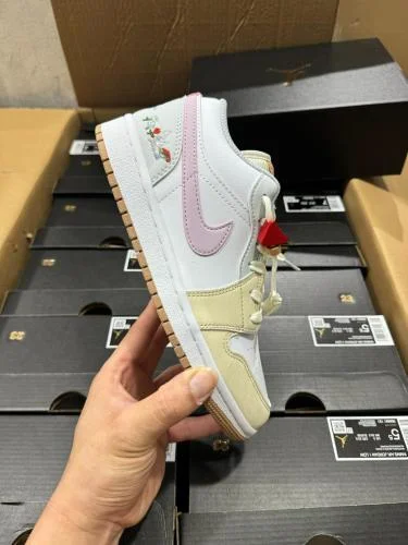 VT 正版 AJ1 低帮米黄粉植物刺绣运动鞋 IB8861-151