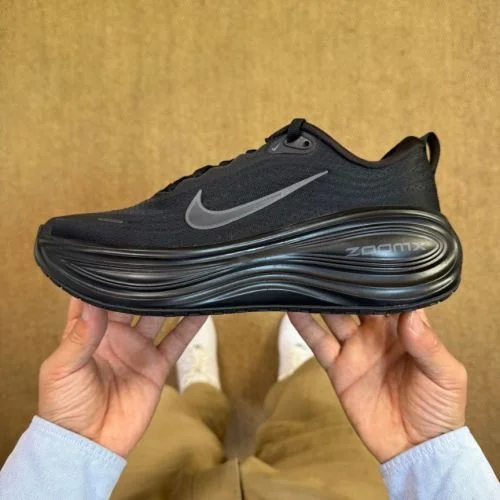 耐克 Vomero Plus 低帮 ZOOMX 马拉松跑鞋 HV8150-003